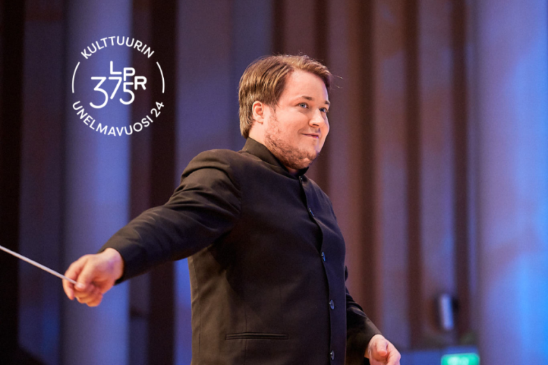 Orkesteria johtamassa Erkki Lasonpalo, mukana Lappeenrannan kulttuurin unelmavuoden logo ja Lappeenranta 375.