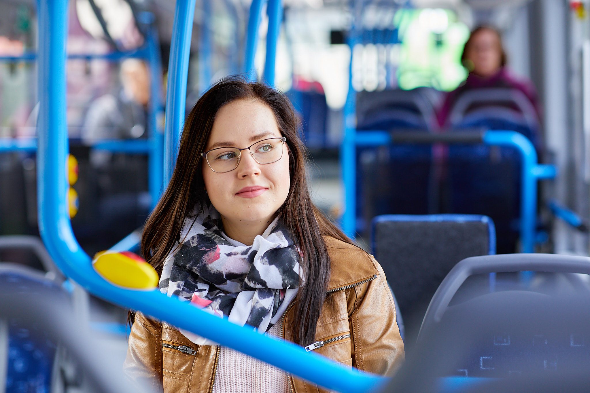 Nainen istumassa bussin kyydissä.