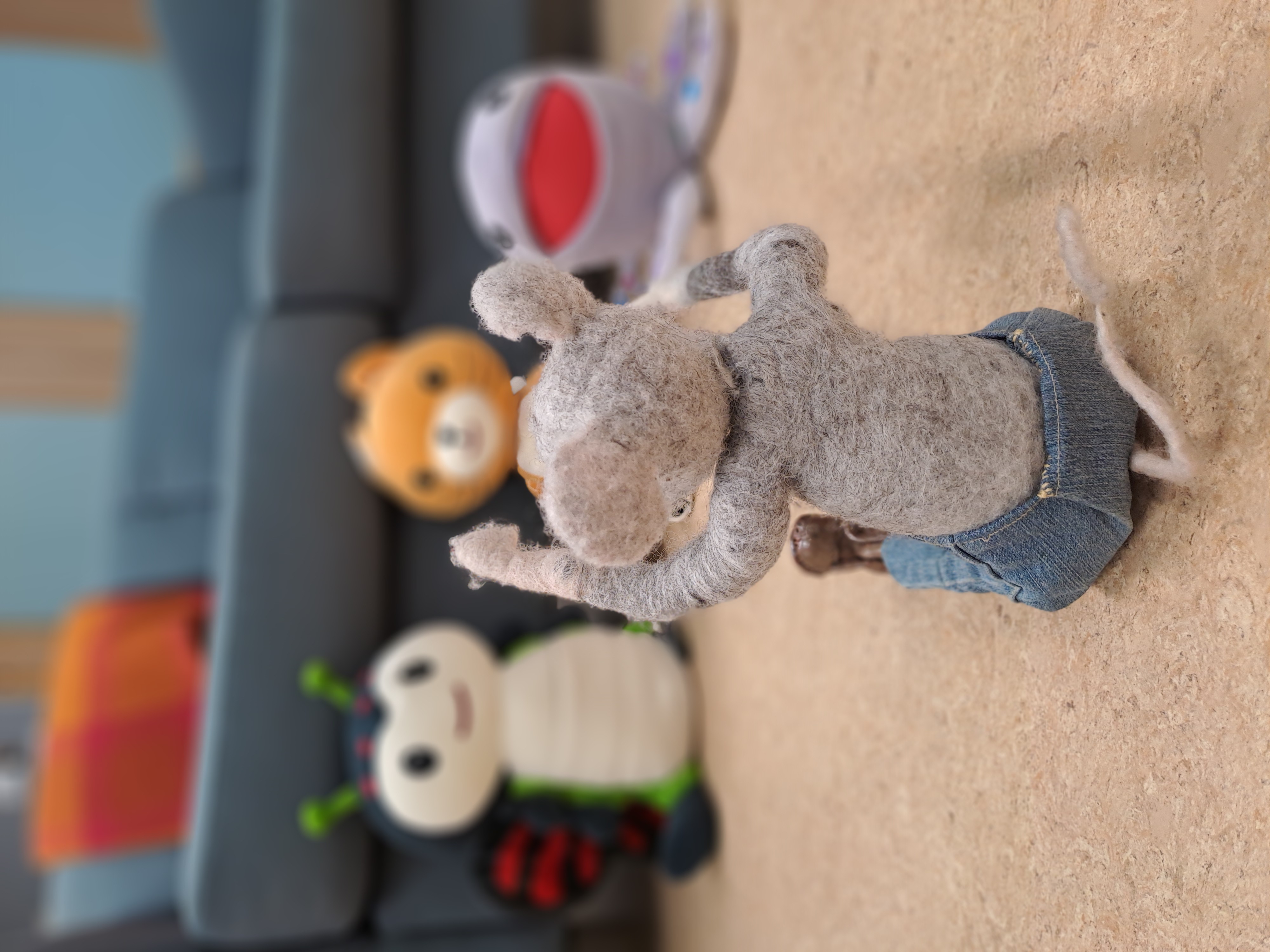 Koulun maskotti Hipsu-hiiri keskustelee muiden pehmoeläinten kanssa.