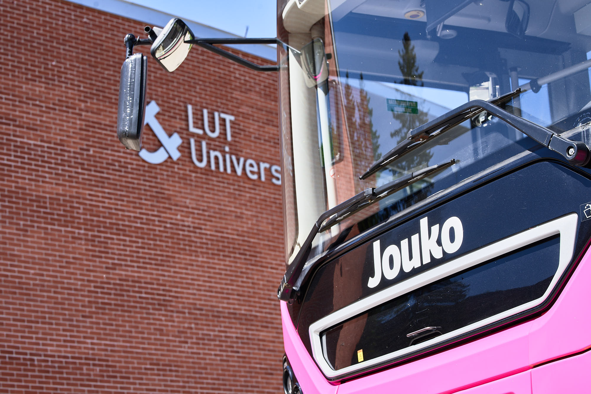 Jouko-linja-auto LUT yliopiston edustalla.