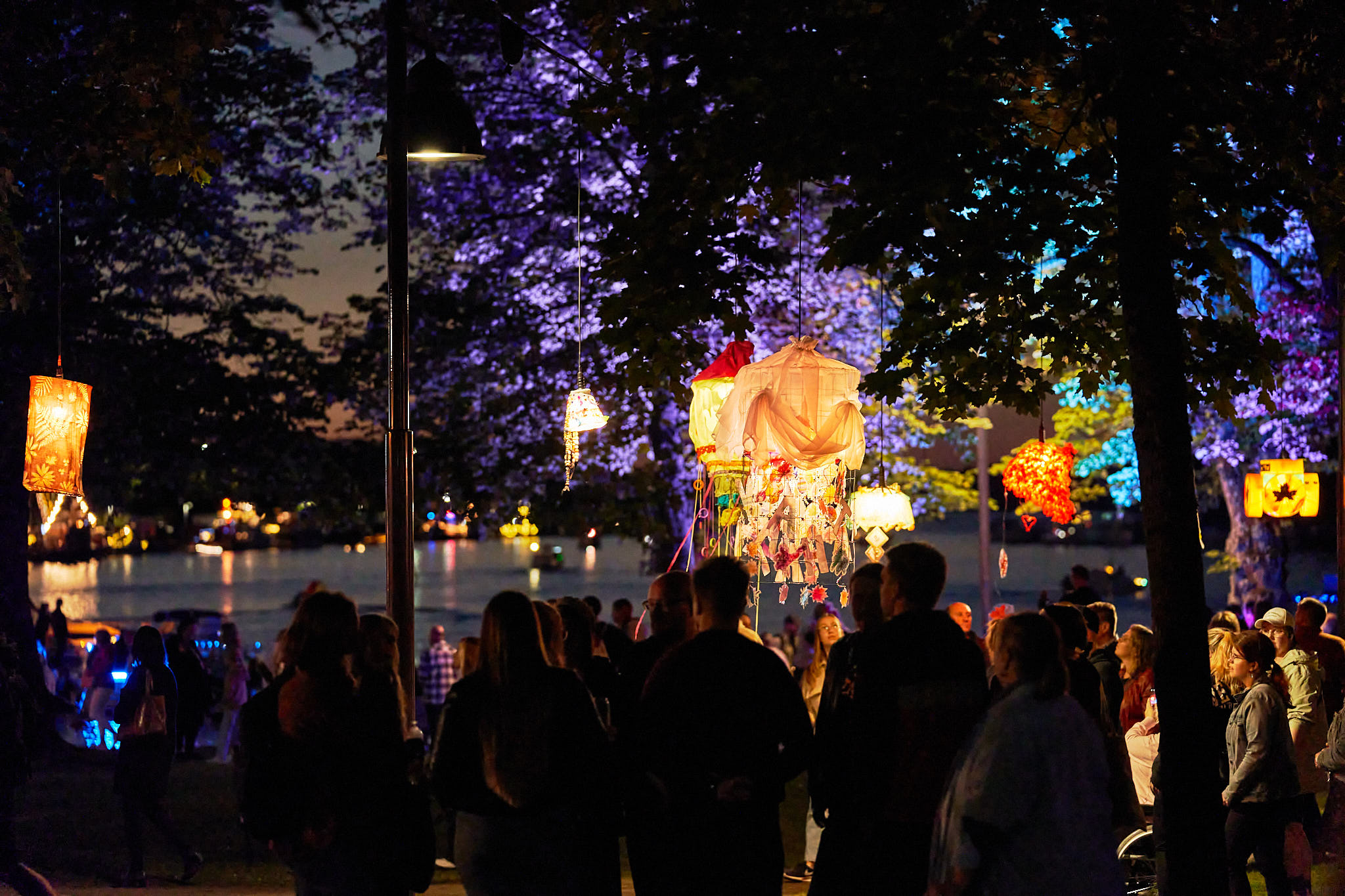 Ihmisiä ihailemassa valotaideteosta.