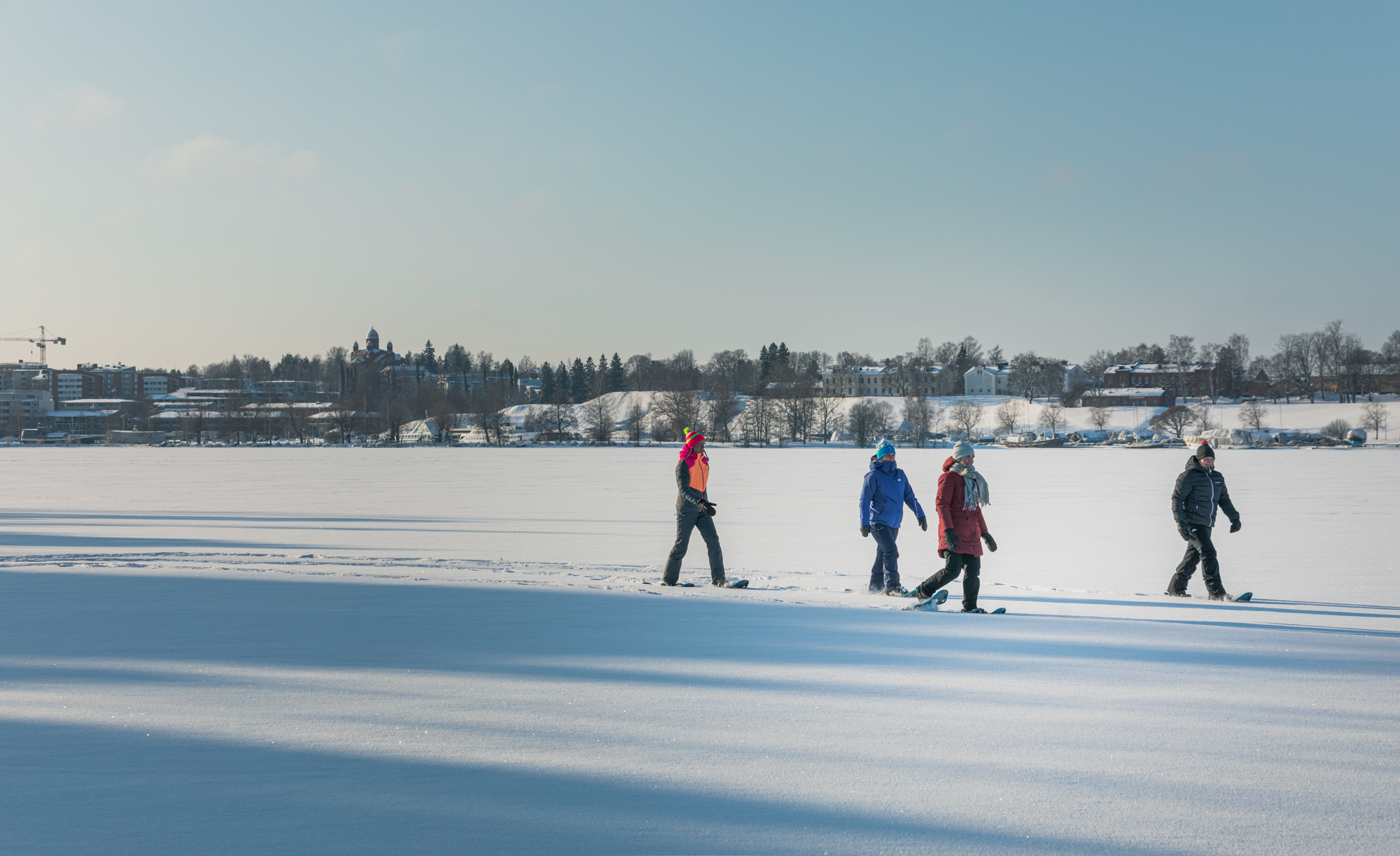 Ihmisiä kävelemässä jäällä.
