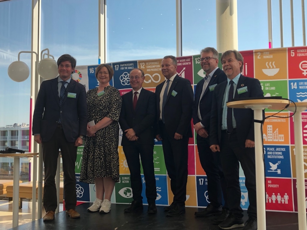 Viiden kaupungin edustajat juhlistavat kaupunkien vastaanottamia Mission Label -tunnuksia osoituksena suunnitelmallisesta ja vaikuttavasta työstä kohti hiilineutraaliutta vuonna 2030. 