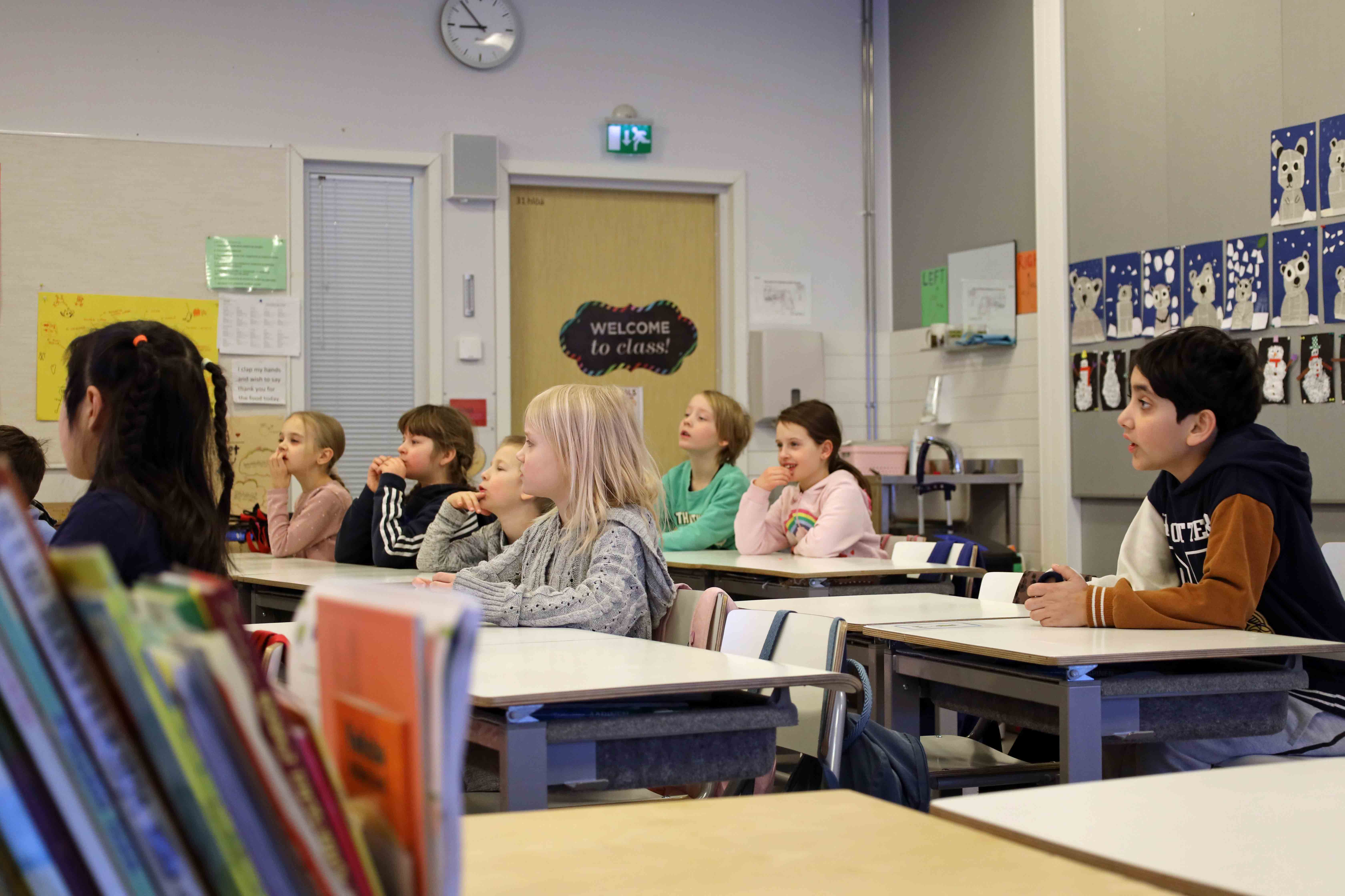 Oppilaita luokkahuoneessa.