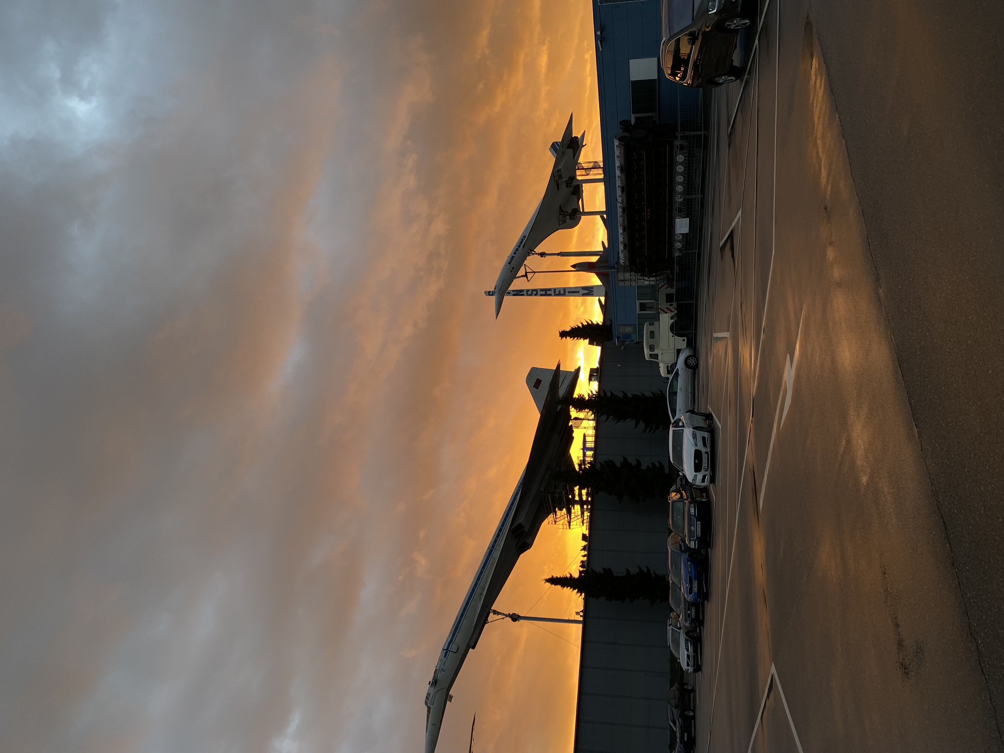 Museon lentokoneita auringonlaskussa.