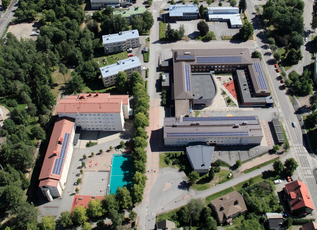 Aurinkopaneeleita rakennusten katolla.