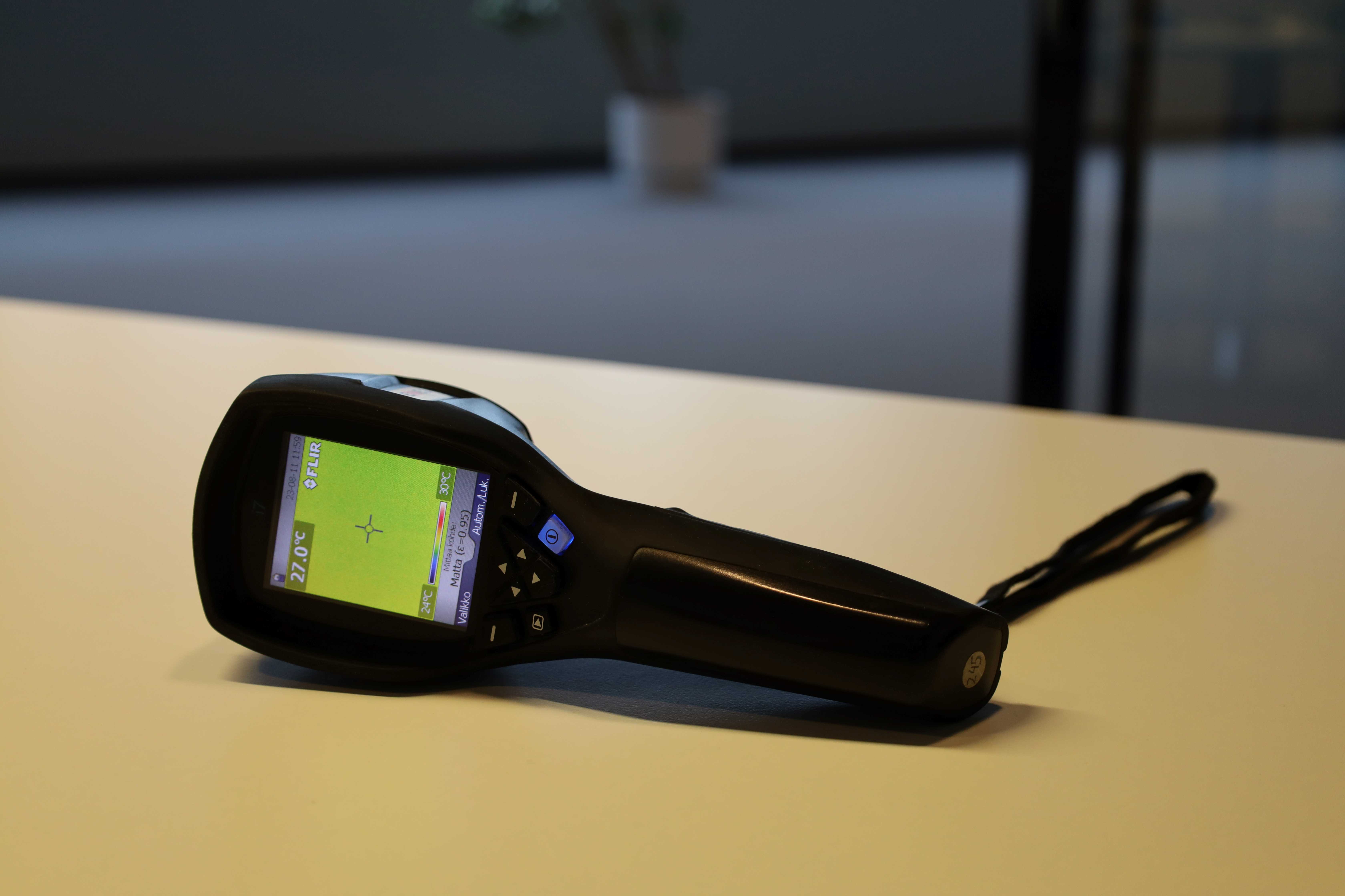 Lämpökamera pöydällä.
