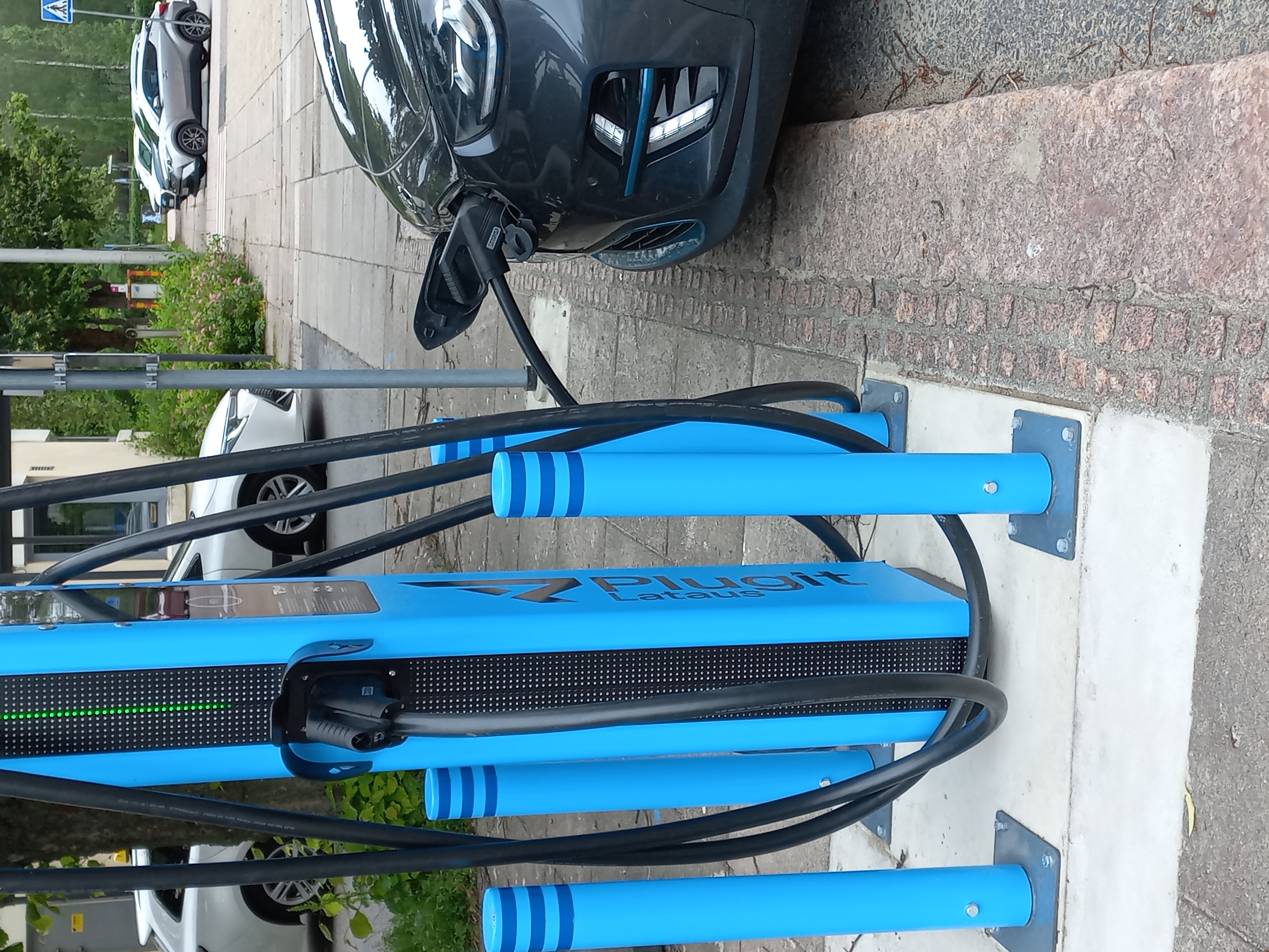 Sähköauto latauksessa.