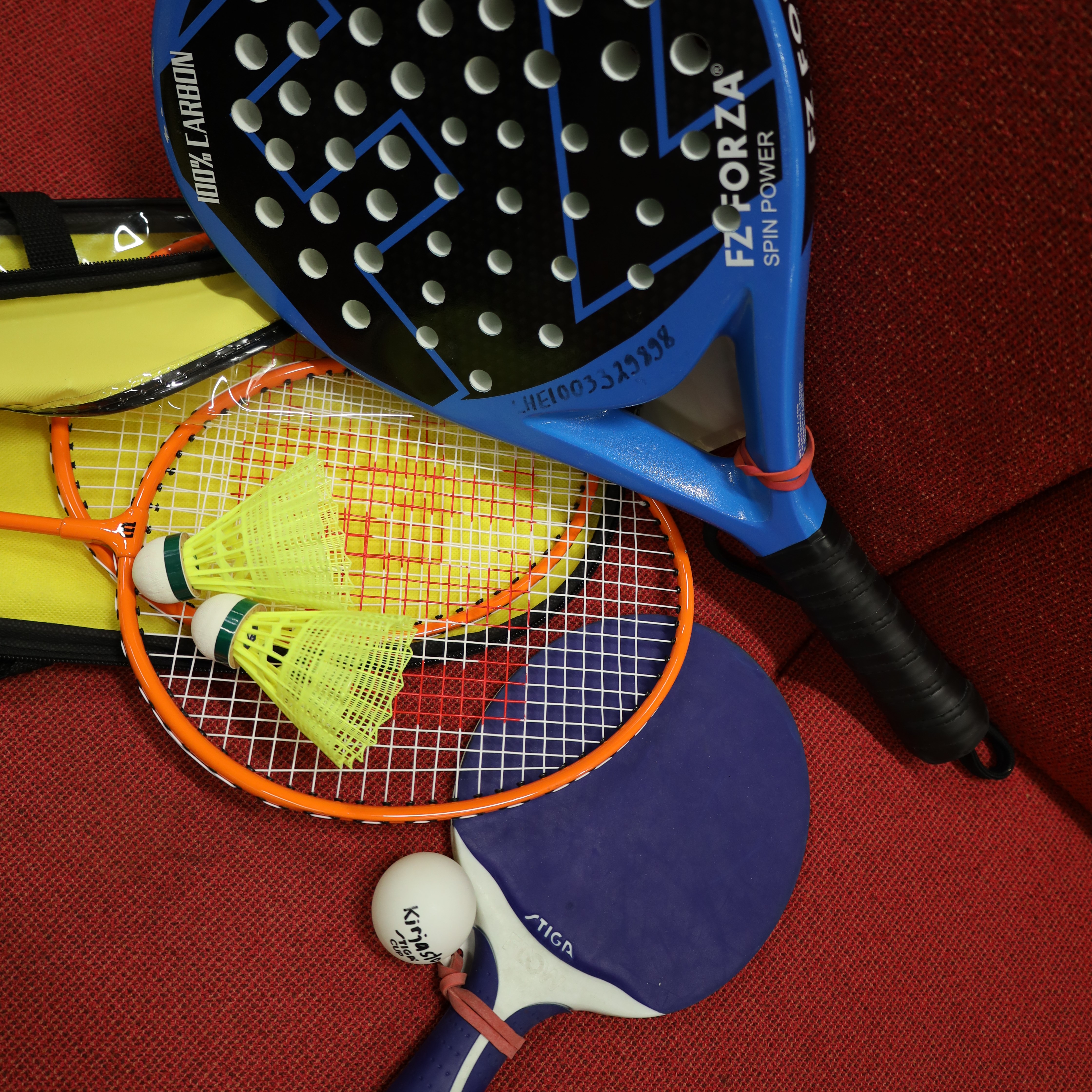Padel-, sulkapallo- ja pöytätennismailat sekä sulkapalloja.