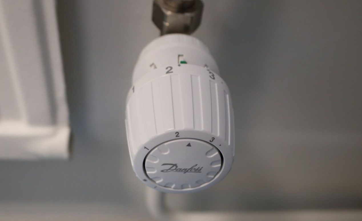 Valkoinen lämpöpatterin termostaatti.