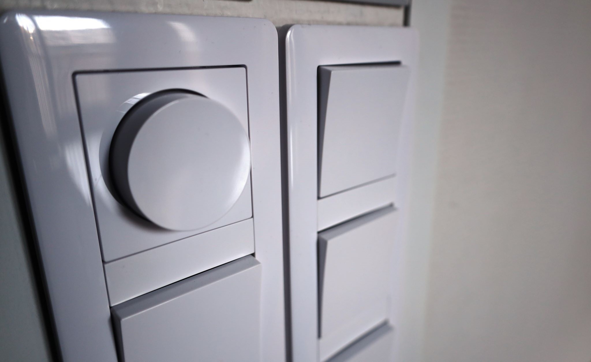 Valokatkaisin seinällä.