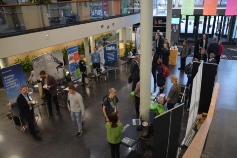 Ryhmä ihmisiä yliopiston käytävällä.