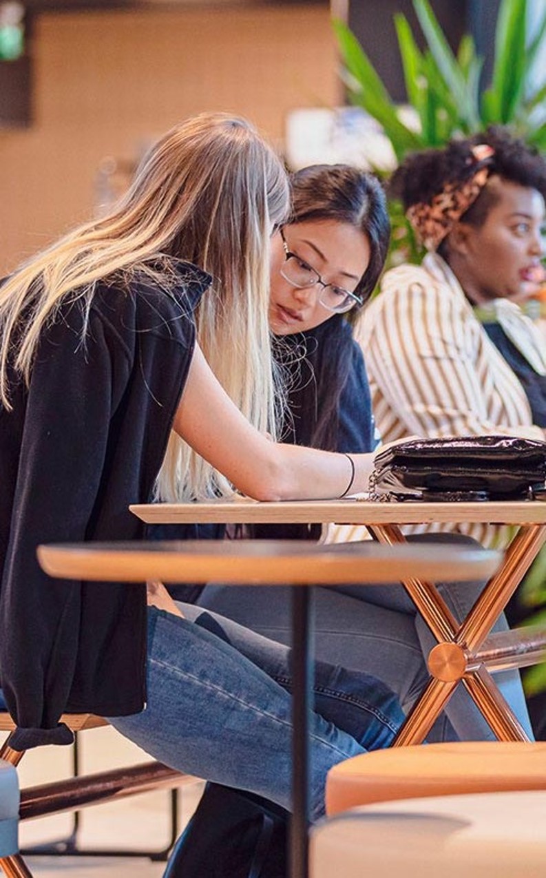 Ihmisiä pöydän ääressä