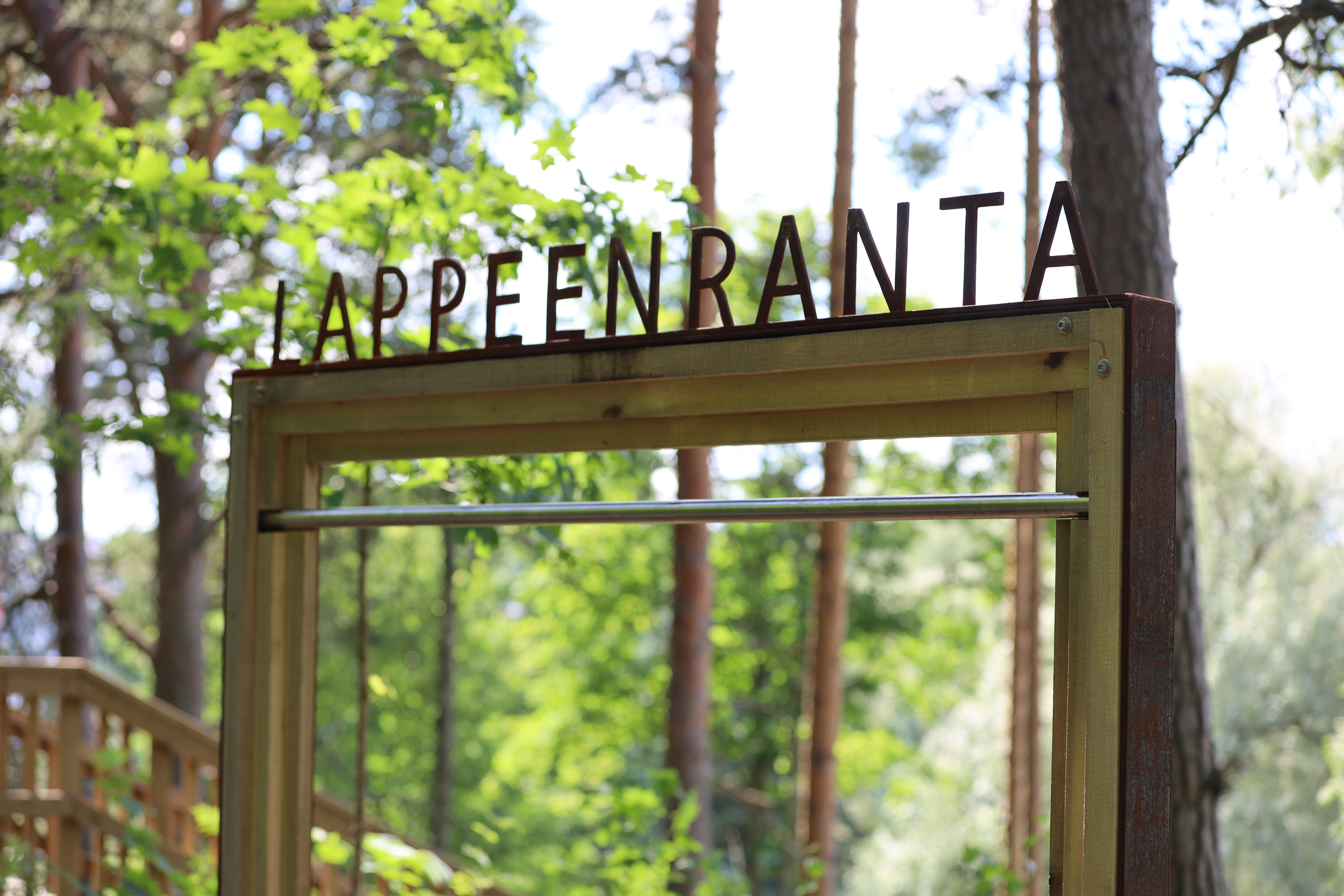 Kimpisessä sijaitseva leuanvetotanko, jonka päällä lukee "Lappeenranta".