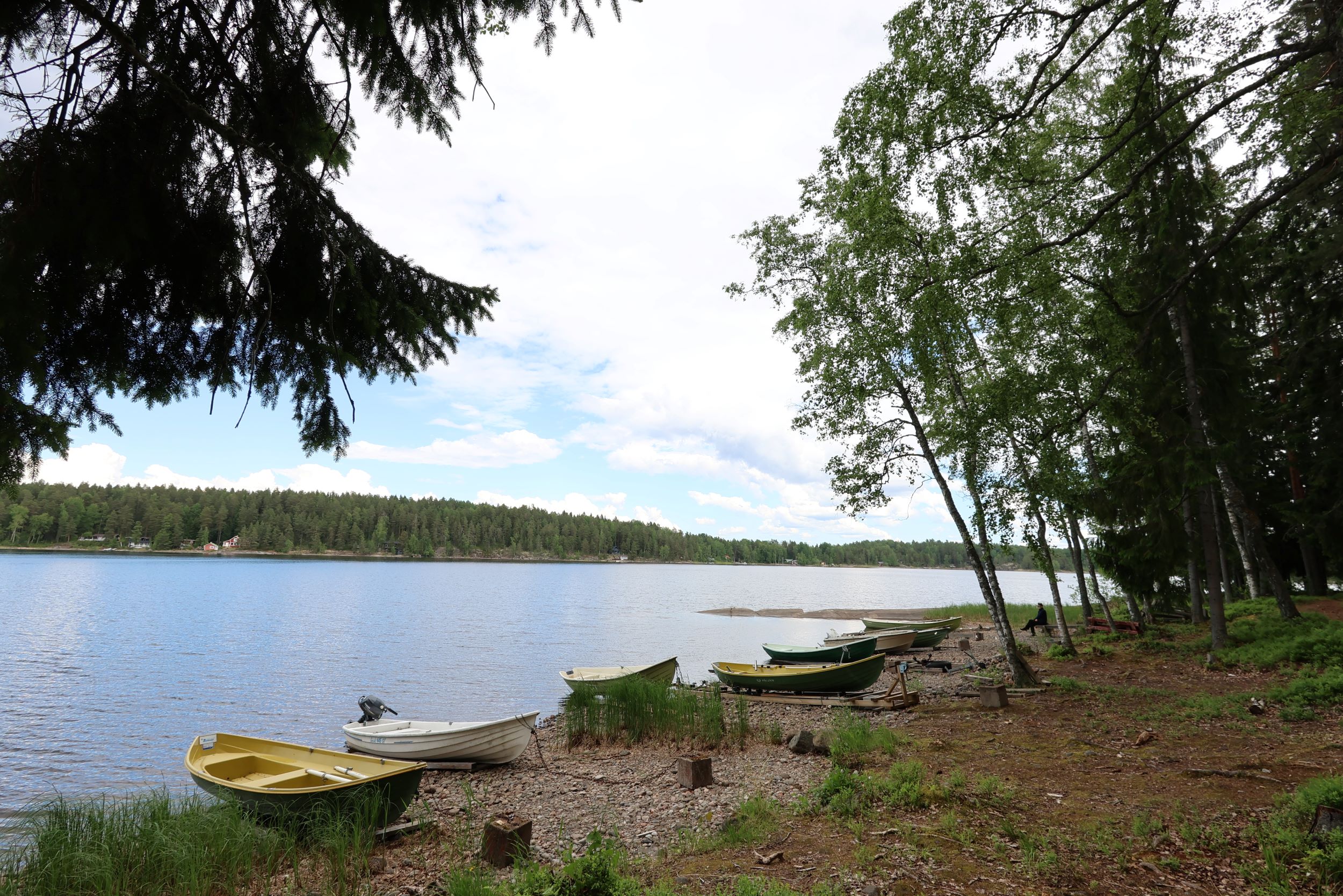Kivisalmen ranta ja veneitä.
