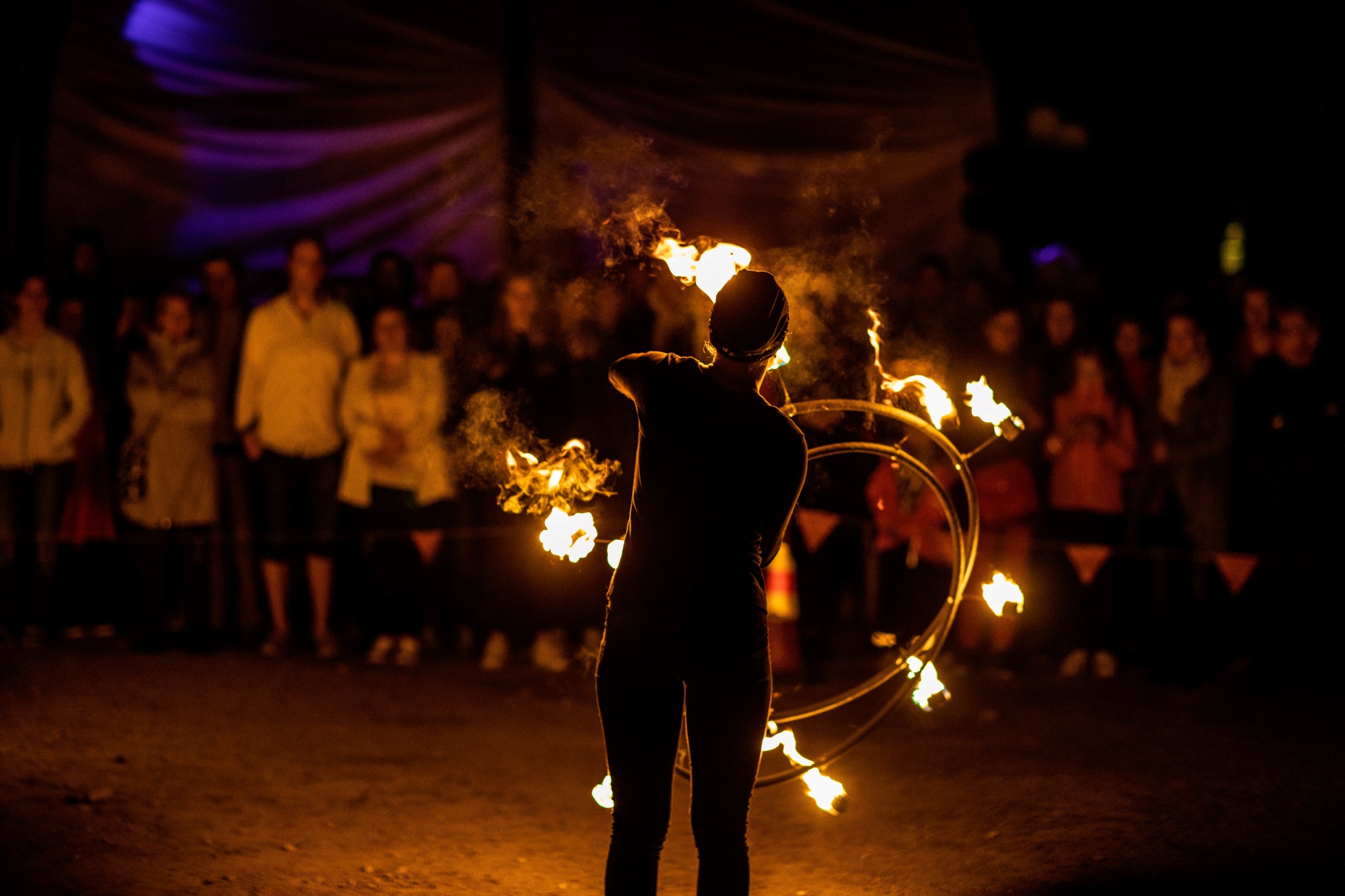 Tulitaiteilija yleisön edessä.