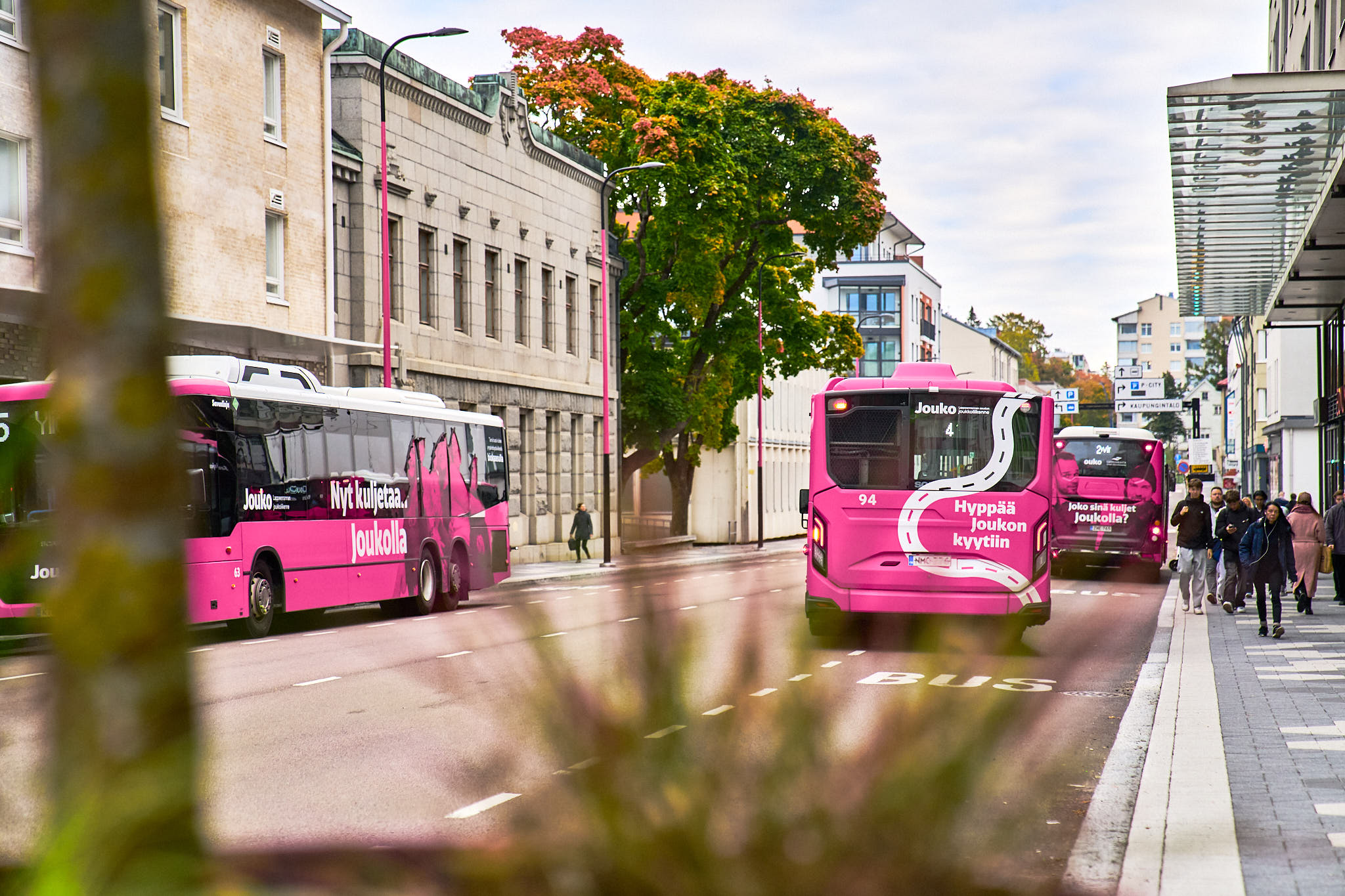 Kolme bussia ja ihmisjoukko Lappeenrannan keskustassa.