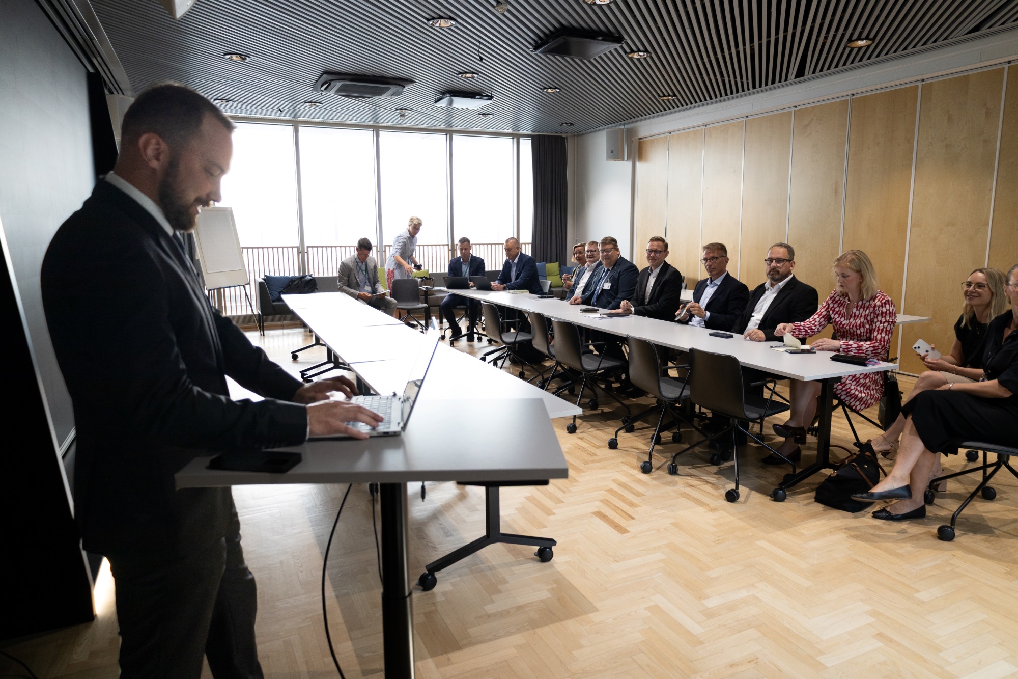 Kaupunginjohtaja Tuomo Sallinen puhumassa työministeri Matias Marttiselle sekä muille kutsuvieraille.