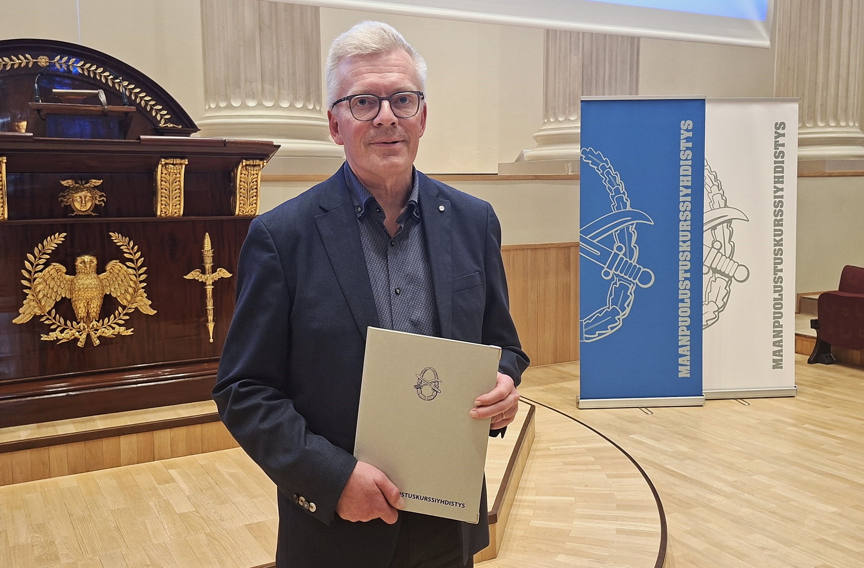 Lappeenrannan kaupungin turvallisuus- ja riskienhallintapäällikkö Ari-Pekka Meuroselle luovutettiin Maanpuolustuskurssiyhdistyksen tunnustuspalkinto Helsingin Yliopiston juhlasalissa pidetyssä tilaisuudessa.