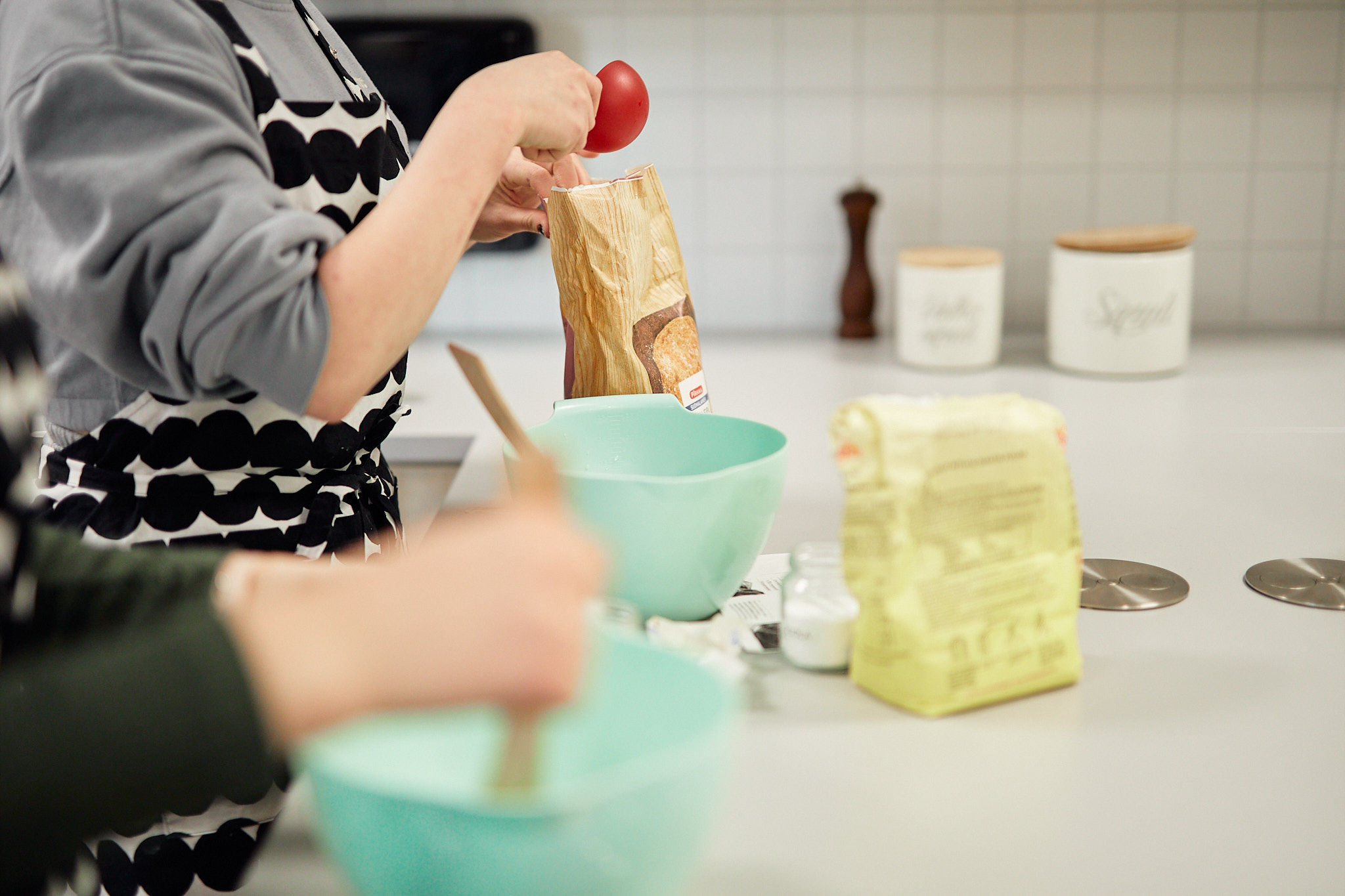 Kaksi nuorta leipomassa kotitalousluokassa.