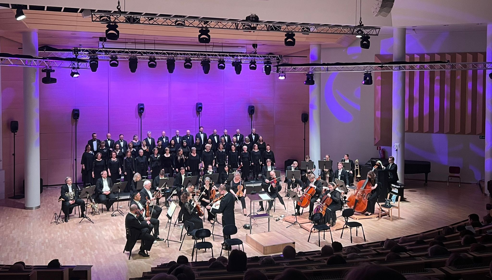 Etelä-Karjalan klassisen kuoro ja Lappeenrannan kaupunginorkesteri konserttisalissa.