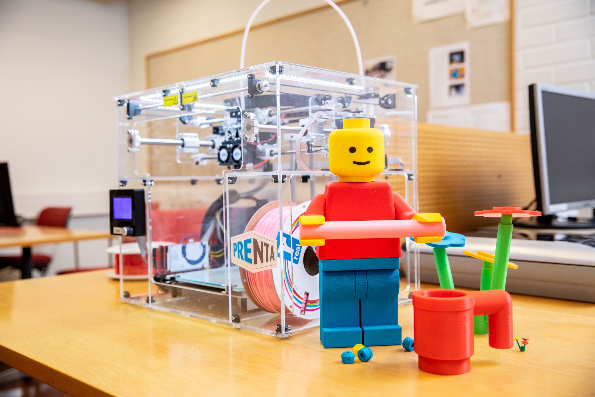 3D-tulostin ja sillä tuotettuja Lego-aiheisia esineitä kuten Lego-hahmo.