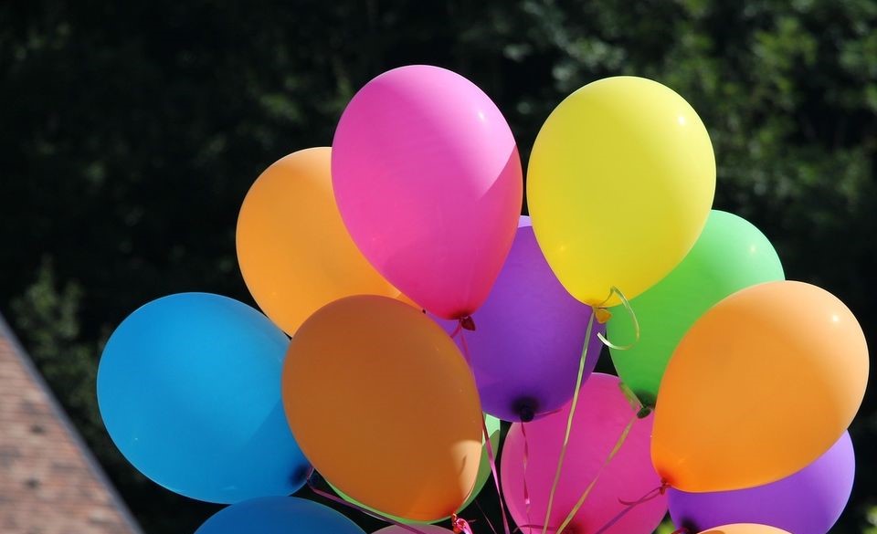 Värikkäitä ilmapalloja nipussa.