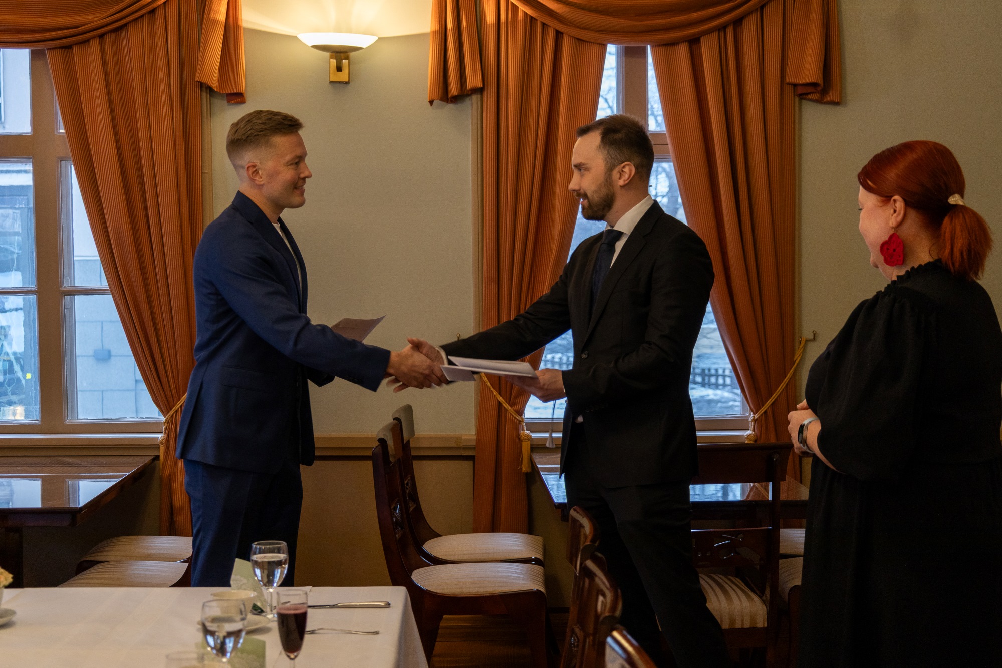 Lassi Tuovi ja Tuomo Sallinen kättelevät, oikealla Sanna Koskenranta.