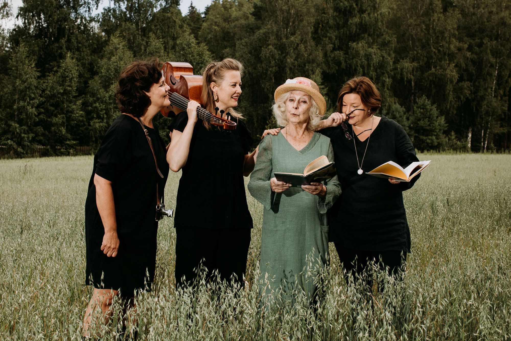 Neljä naista seisomassa pellolla. 