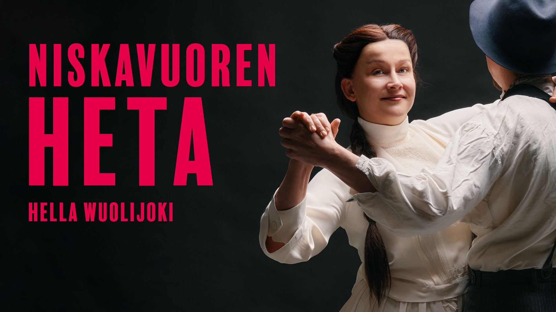 Nainen ja mies tanssimassa. Nainen katsoo suoraan kameraan, mies on selin kameraan. Yläreunassa teksti: "Hella Wuolijoki: Niskavuoren Heta."