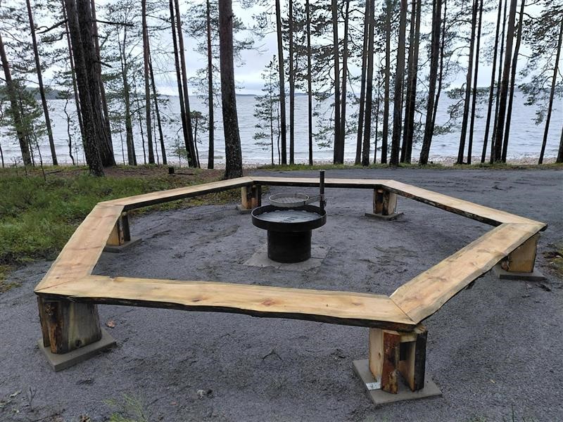 Tulipaikka, jossa penkit nuotion ympärillä.