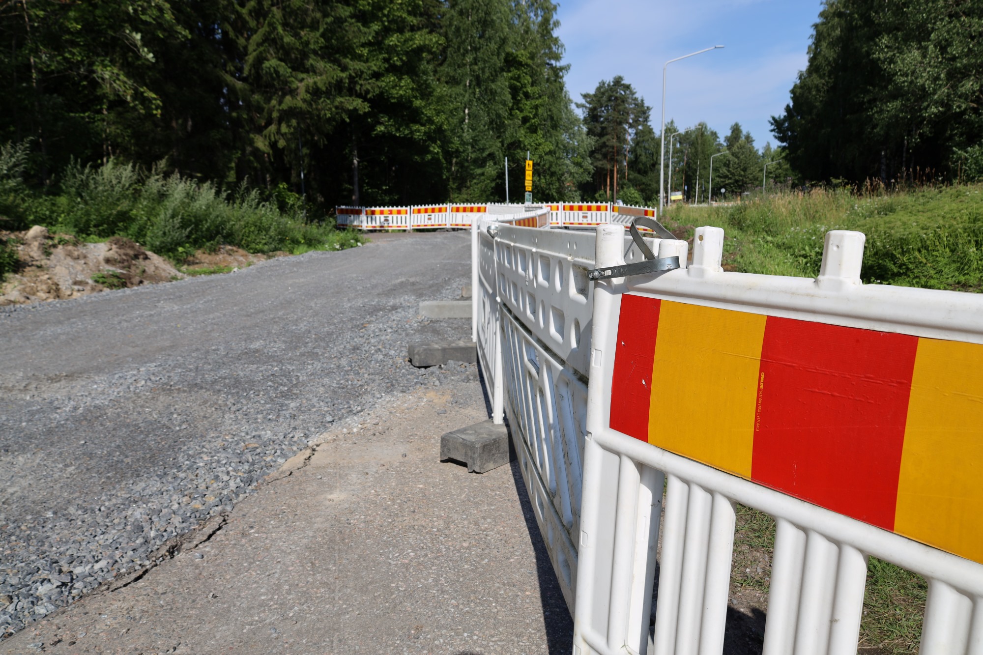 Työmaa-alue on rajattu aitauksella ja uudelle kulkureitille on opasteet.