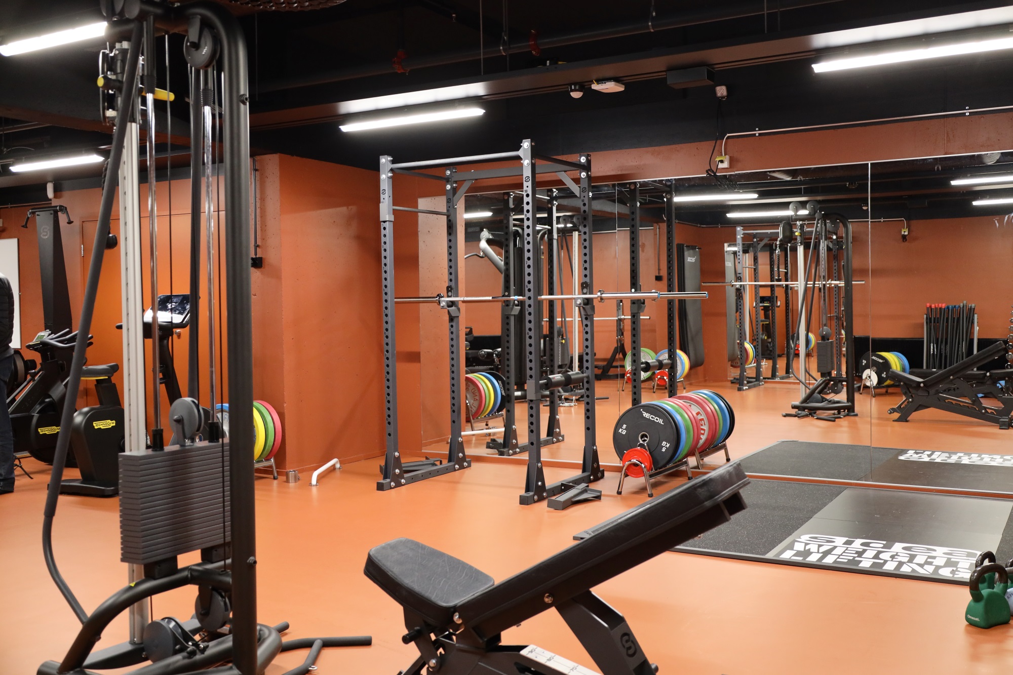 Sammontalon kuntosali laitteineen ja tarvikkeineen.