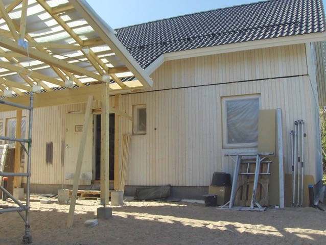 Rakenteilla oleva puinen omakotitalo.