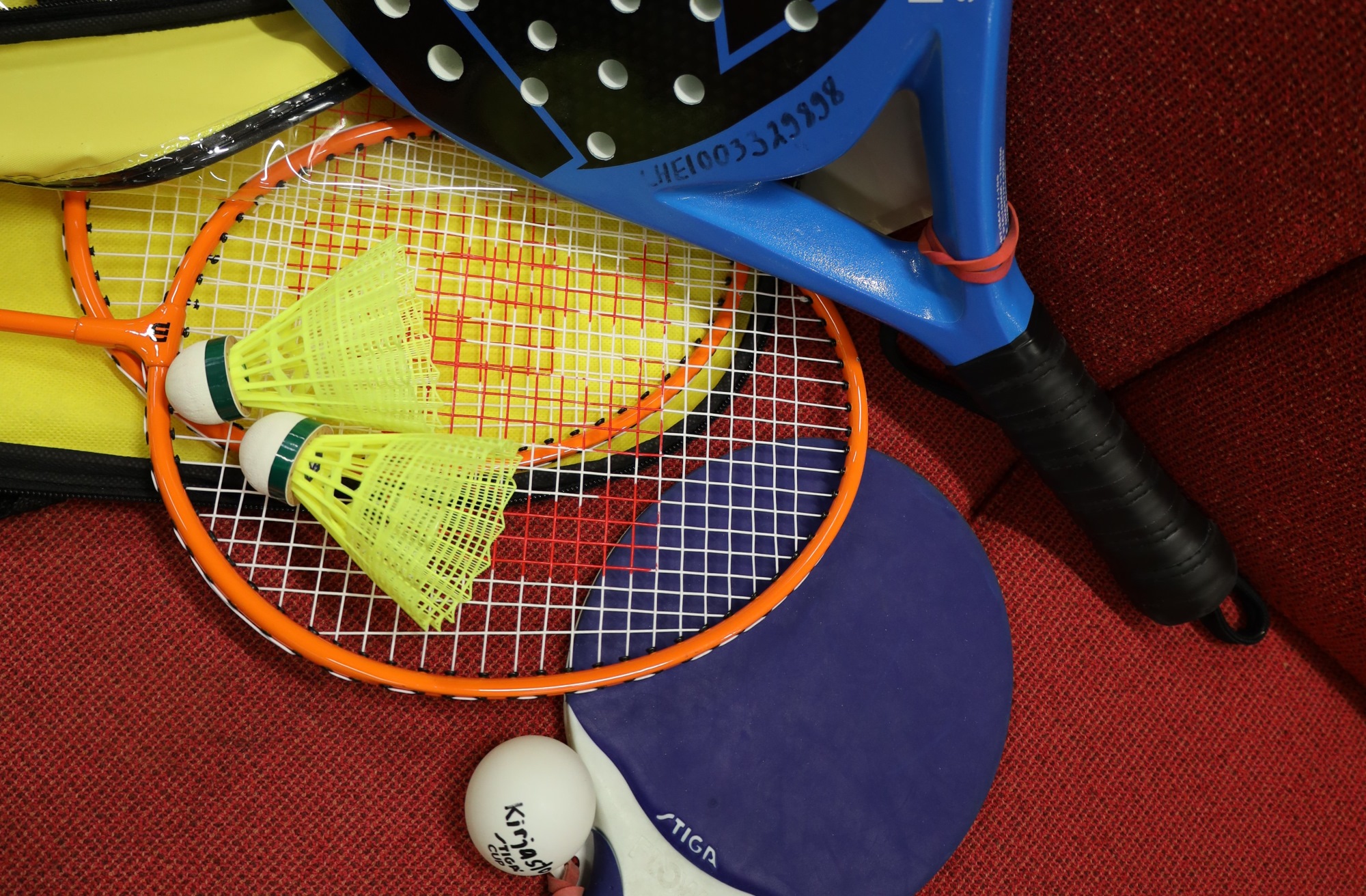 Pöytätennis-, sulkapallo- sekä padelmailat ja sulkapalloja sekä pöytätennispallo.