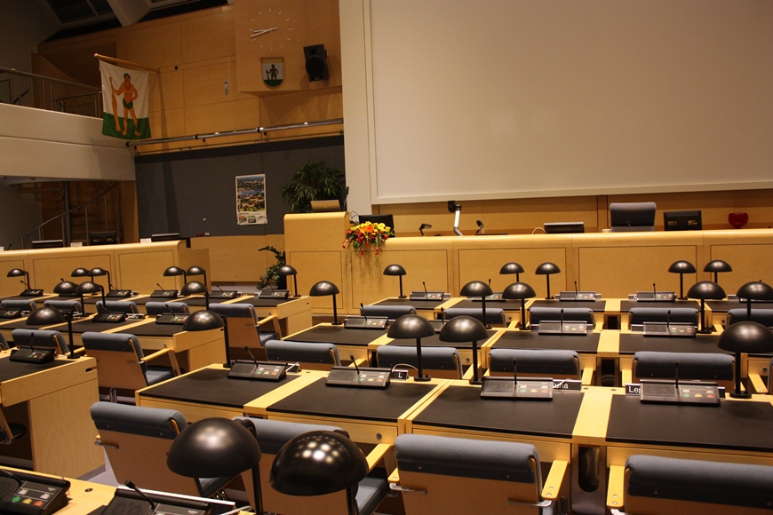 Valtuustosalin istuimia.