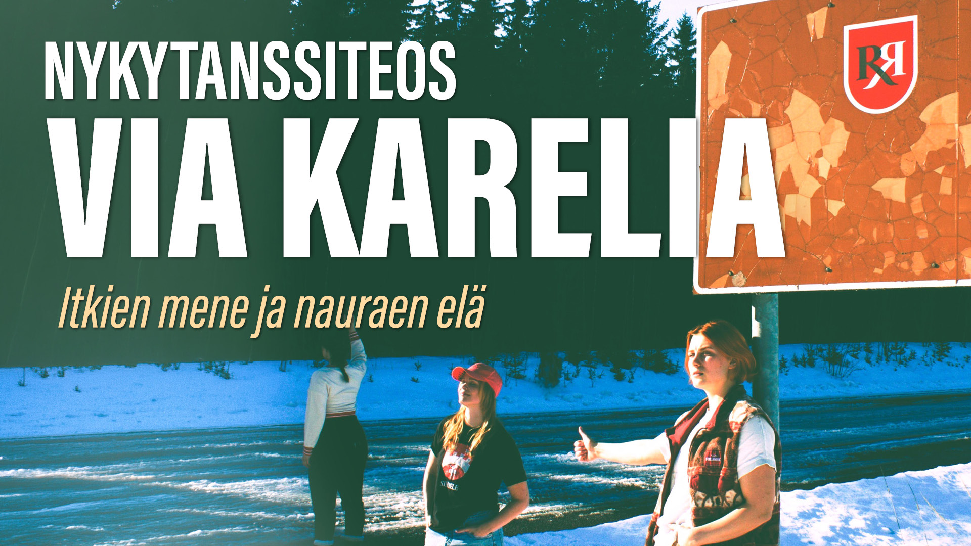 Kolme naista seisoo lumisella tienpientareella liftaamassa kyytiä.