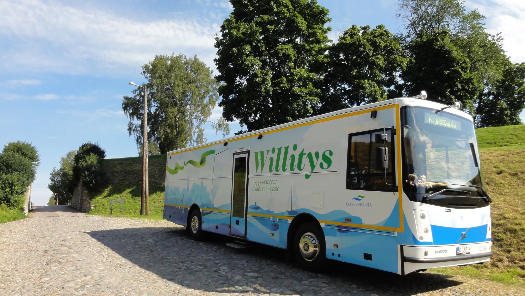 Lappeenrannan kirjastoauto Willitys ajamassa mukulakivikatua pitkin linnoituksesta keskustan suuntaan.