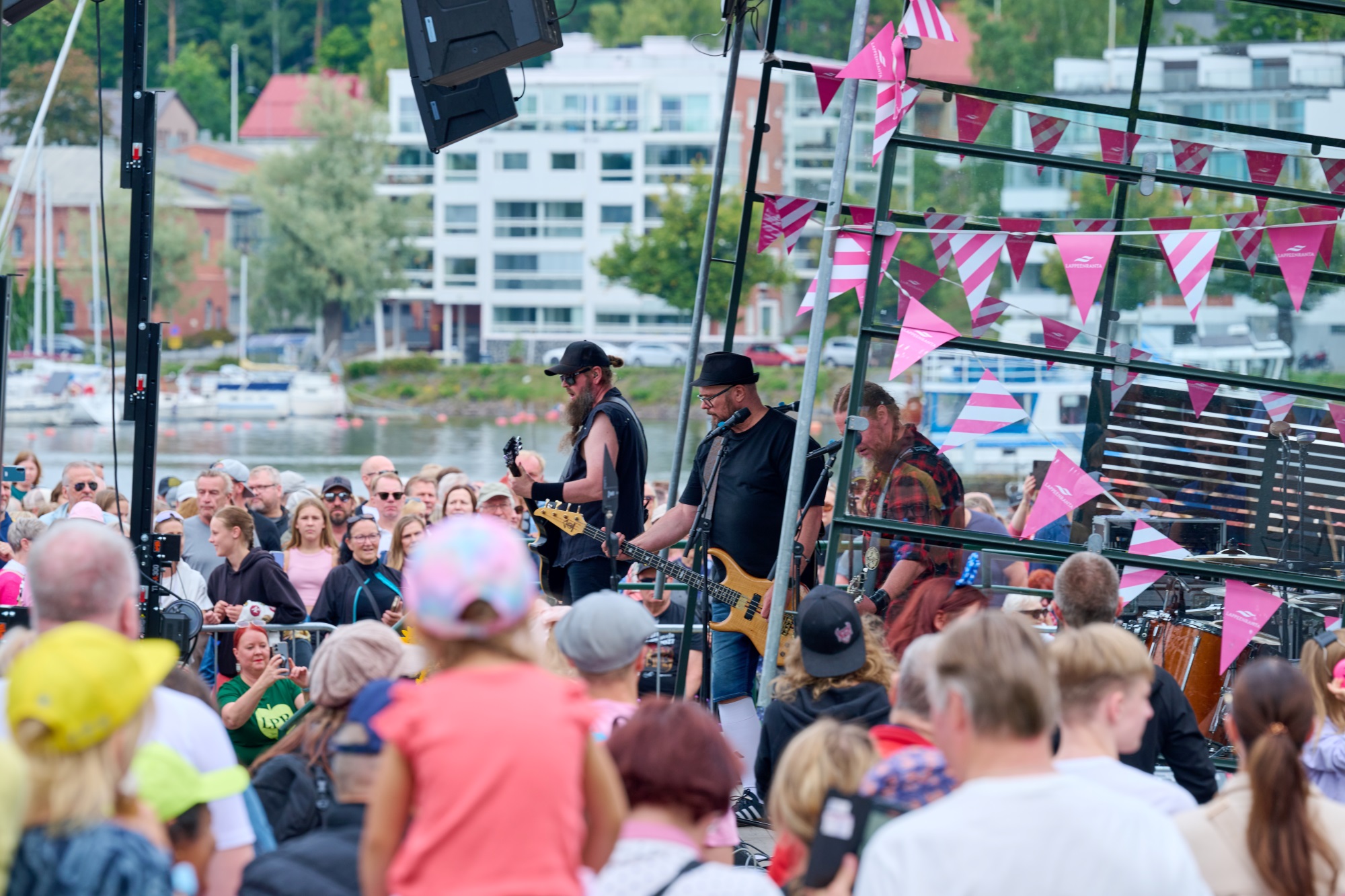 Kotiteollisuus-yhtye esiintymässä yleisölle satamatorin lavalla.