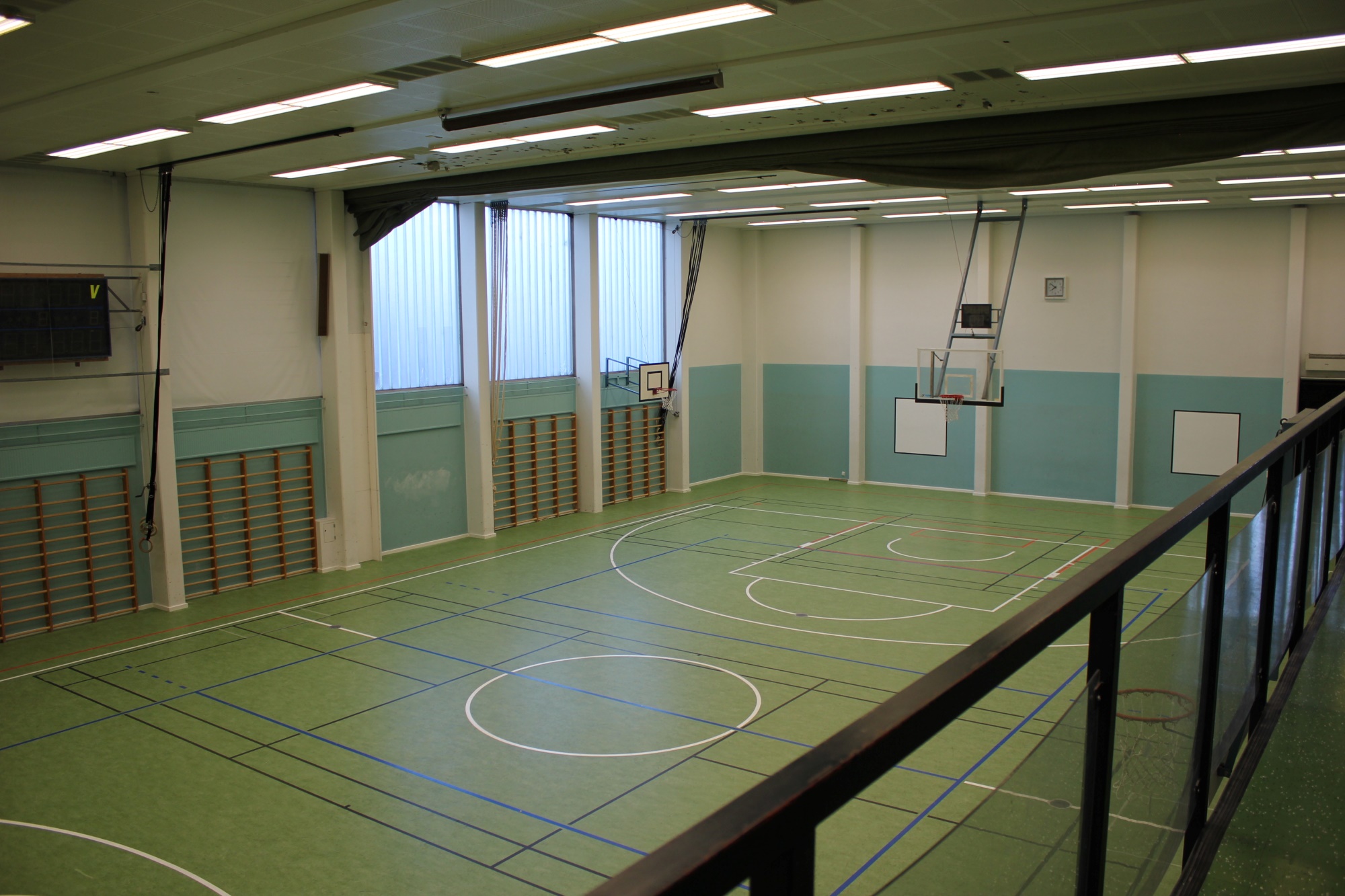 Kourulan palloiluhallin sali.