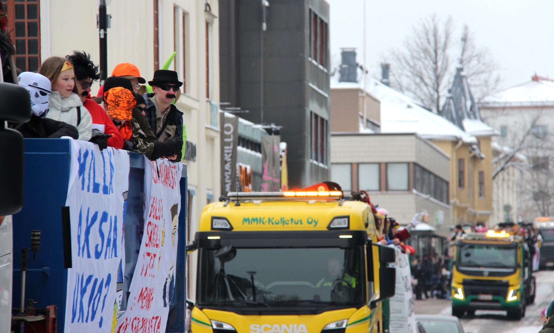 Penkkariasuihin pukeutuneita oppilaita rekan lavalla, taustalla useamman rekan letka.