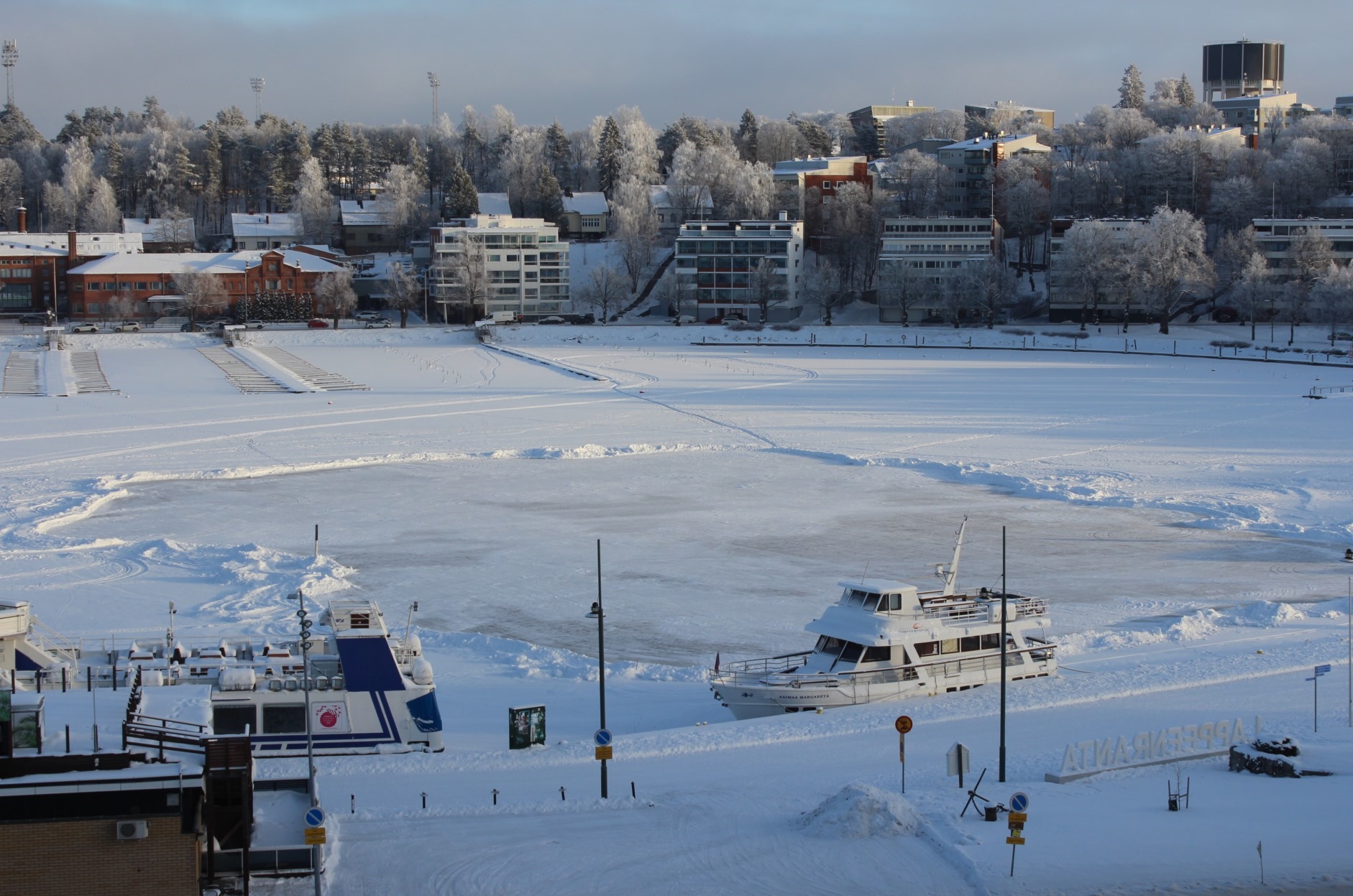 Satama-altaaseen kolattu kentän alue.