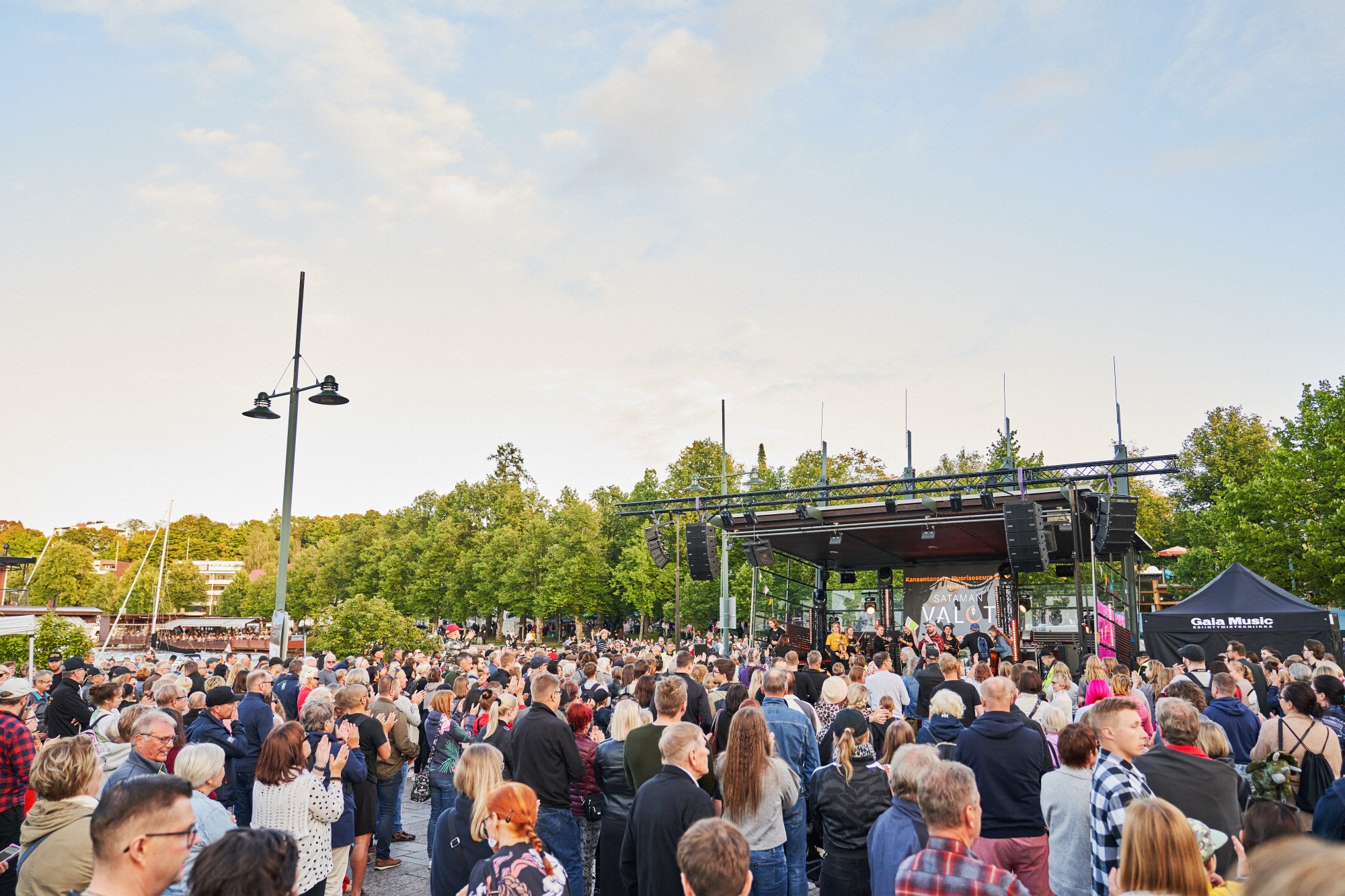 Lappeenrannan satamatorilla on paljon ihmisiä lavan edessä Satama valot -tapahtumassa kesäisenä päivänä.
