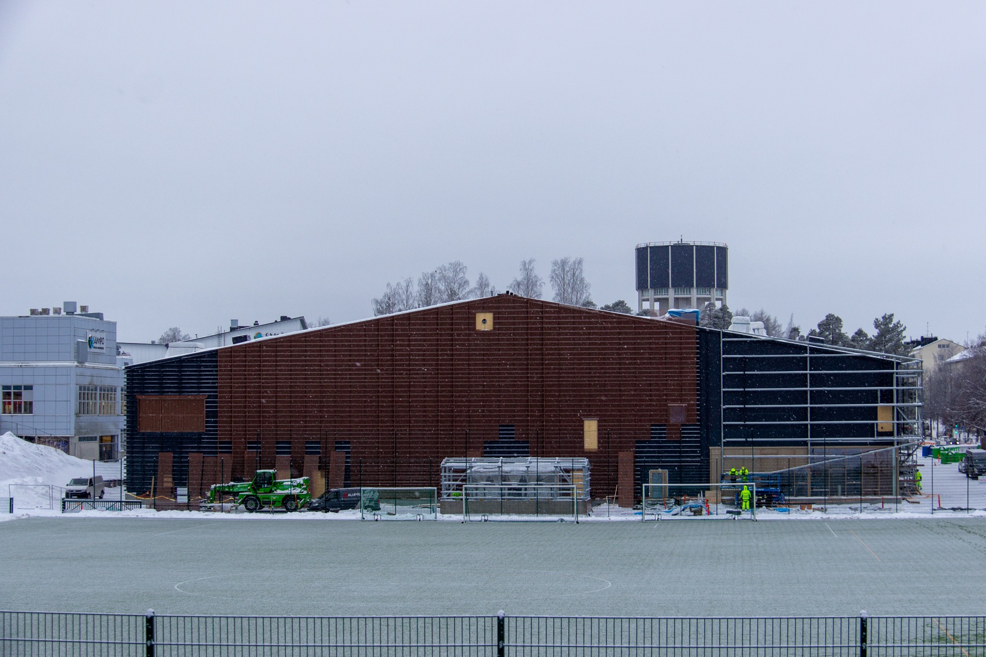  Lappeenrannan sisäliikuntahallin työmaa, taustalla vesitorni.