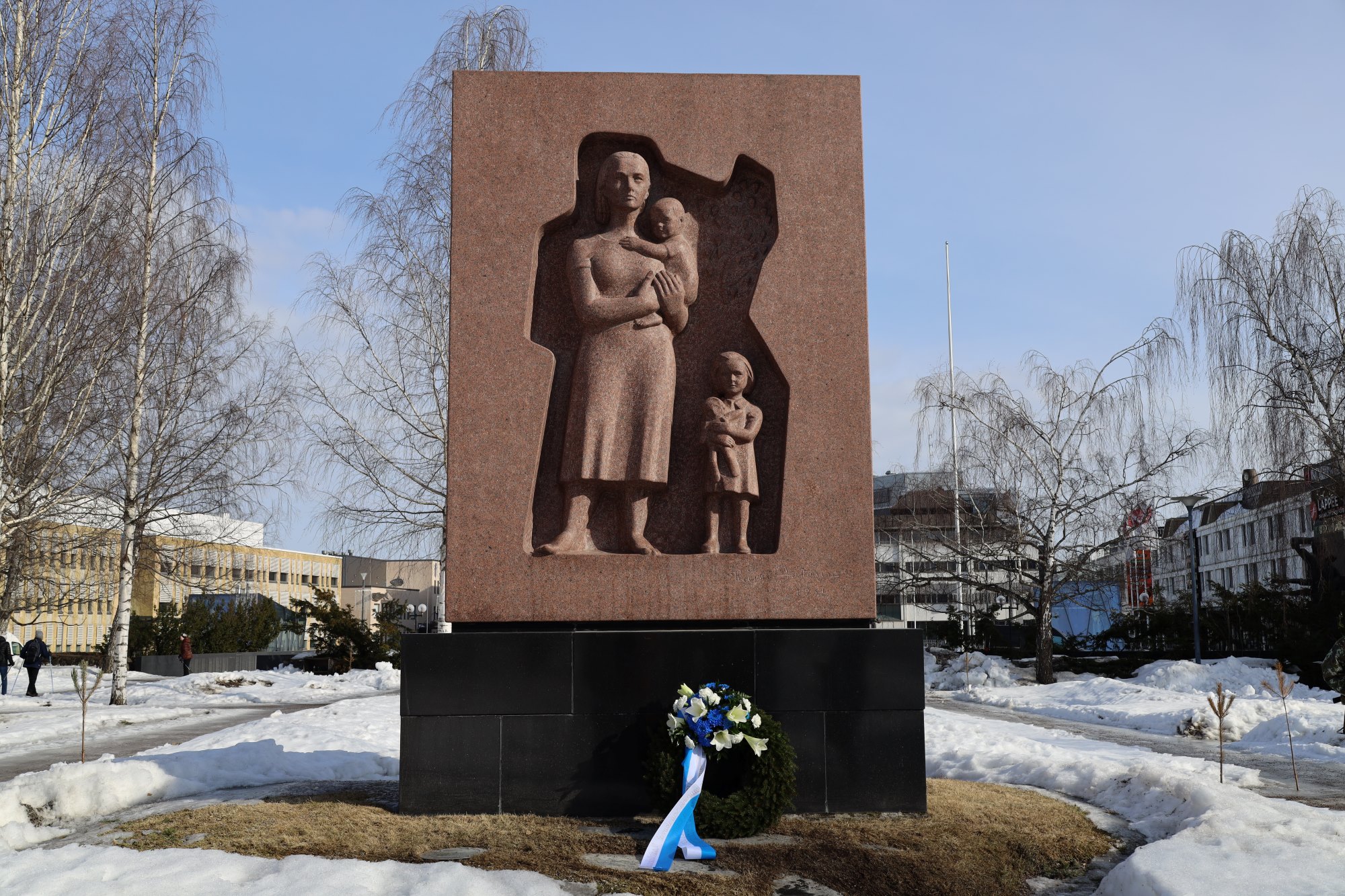 Lappeenrannan sankarimuistomerkki "Suru ja usko tulevaisuuteen", joka on Wäinö Aaltosen käsialaa. Graniittiveistoksessa nainen lapsi sylissään ja leikki-ikäinen lapsi jalkojen juuressa.