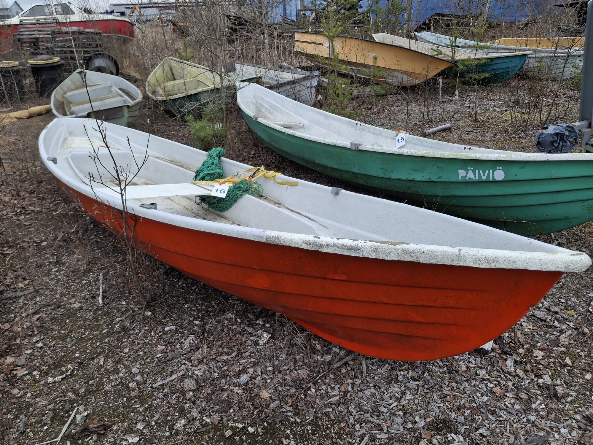 Kaksi venettä maalla.