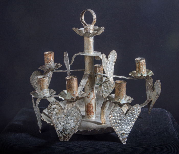 Kuvassa on vanha 1700-luvulta peräisin oleva metallinen valaisin, jota on käytetty Lappeen Marian kirkossa ja Linnoituksessa sijainneessa  vanhemmassa kirkossa.