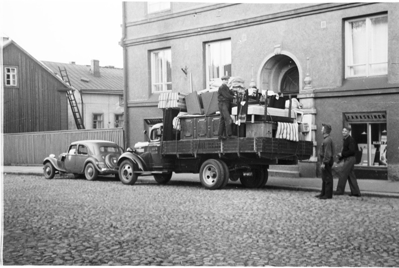 Museot/Lankinen, Jalmari. 1938. Lankisten muuttokuorma As Oy Pantsarin edessä. Lappeenrannan museot..jpg