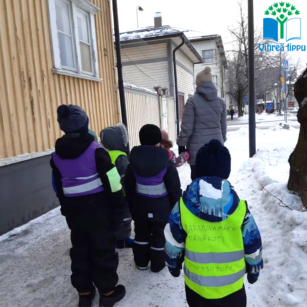 Lapsia seisomassa ulkona.