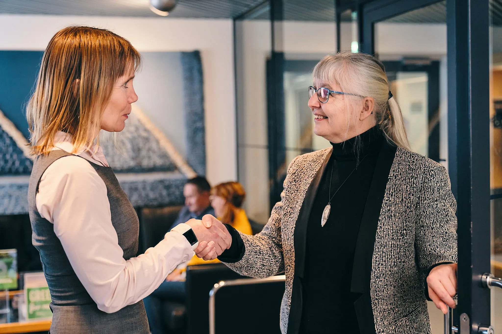 kaksi naista kättelee